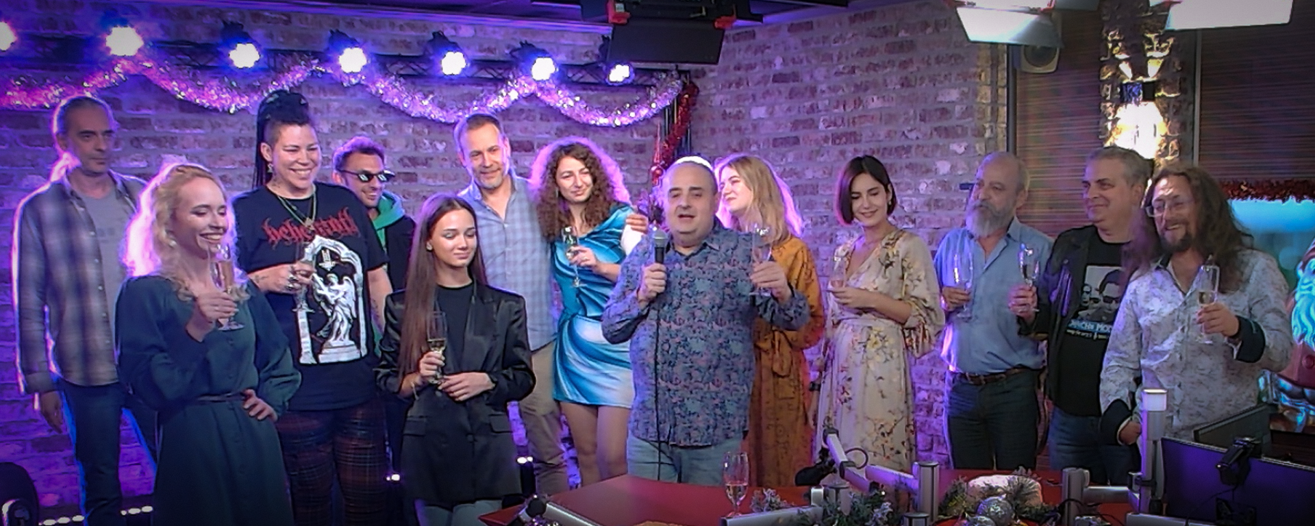 Лучшее радио представляет официальный хит встречи нового 2022 года! null