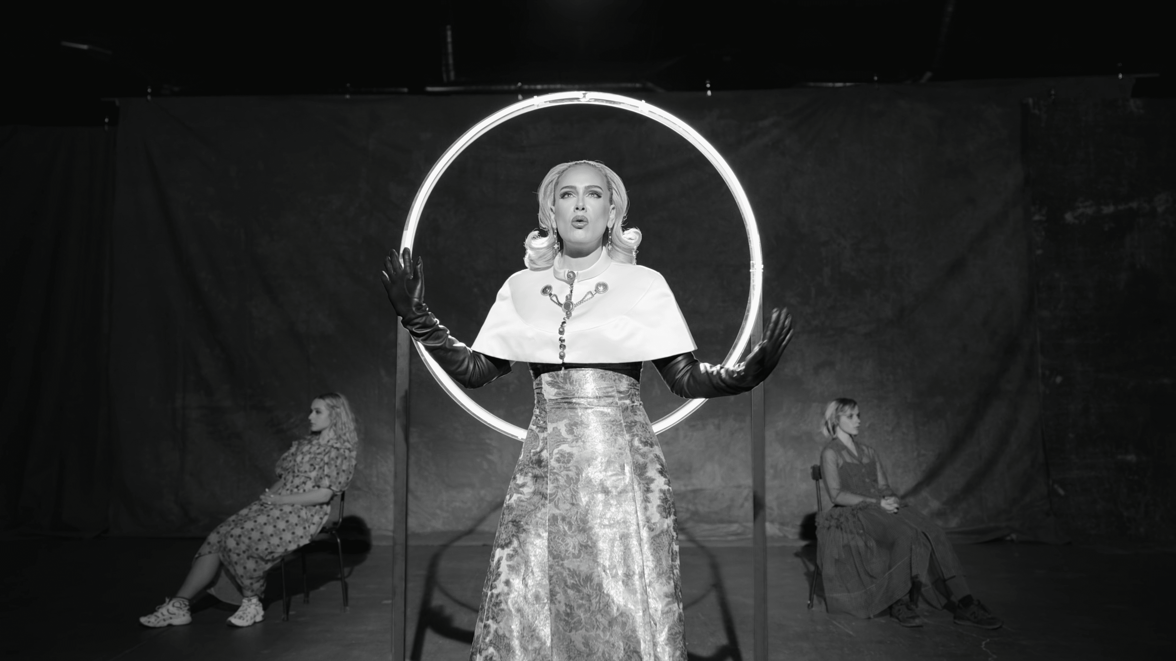 Адель выпустила клип на песню «Oh, My God». null