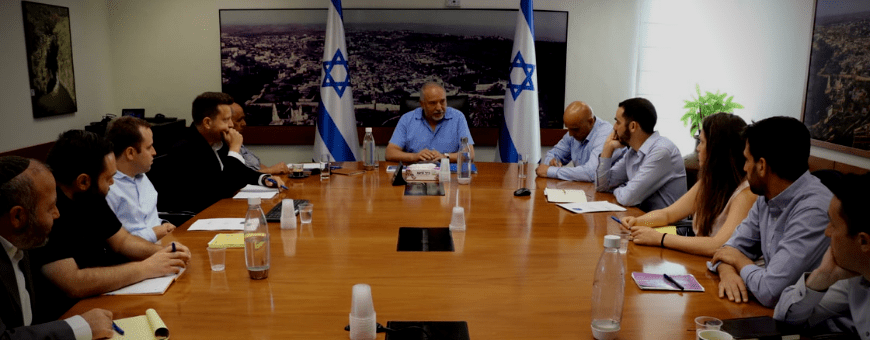 Заставит ли Либерман ультраортодоксальных мужчин работать? И не рискует ли он креслом? null