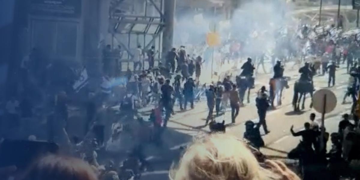 Полиция применила шумовые гранаты и водомёты для разгона протеста в Тель-Авиве. Главное за день