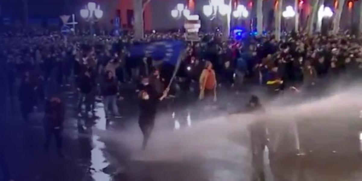 В Грузии начались протесты против закона об иностранных агентах. И против Путина. Главное за день