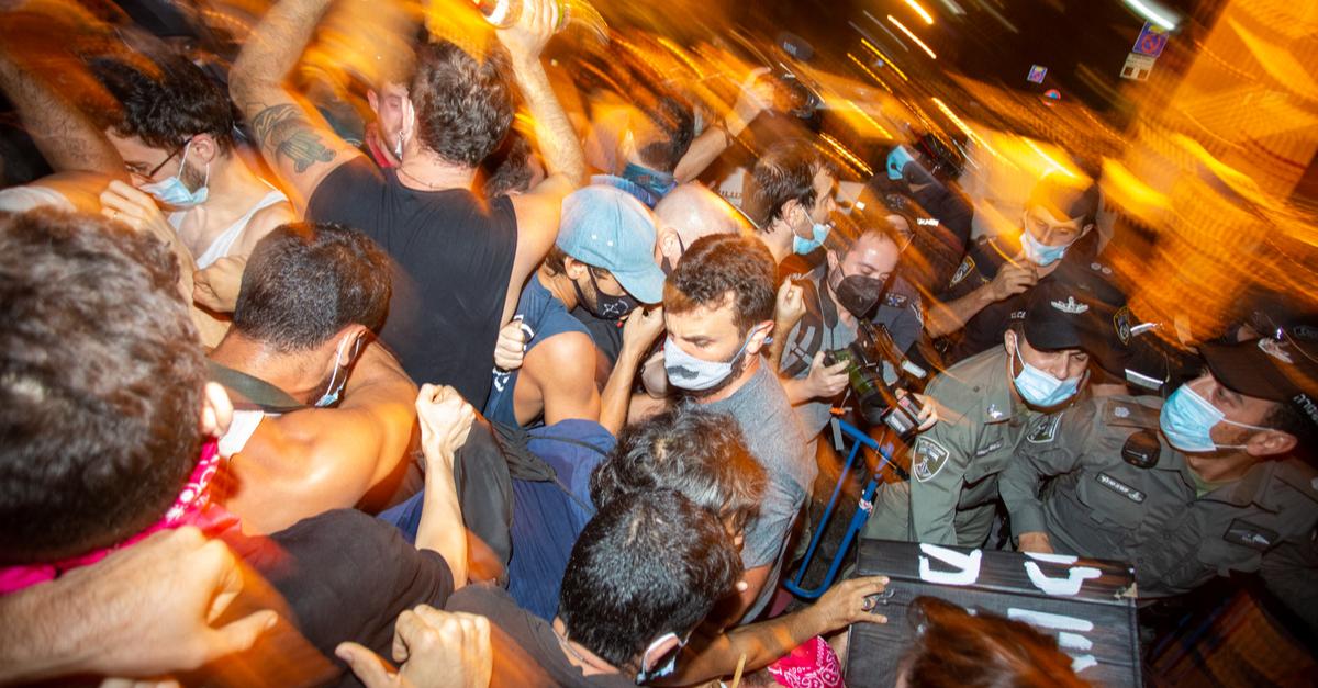 Чем объяснить непропорциоальное полицейское насилие по отношению к мирным демонстрантам?