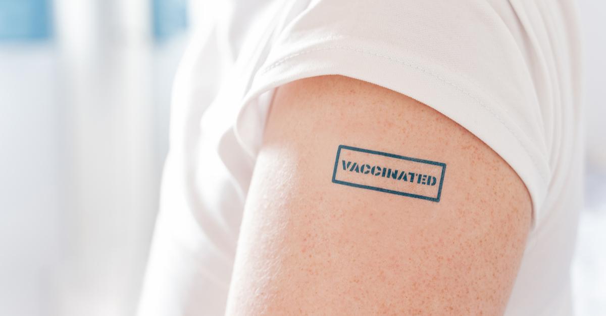 «Получившие прививку - уже в бронежилете, но еще на поле боя»