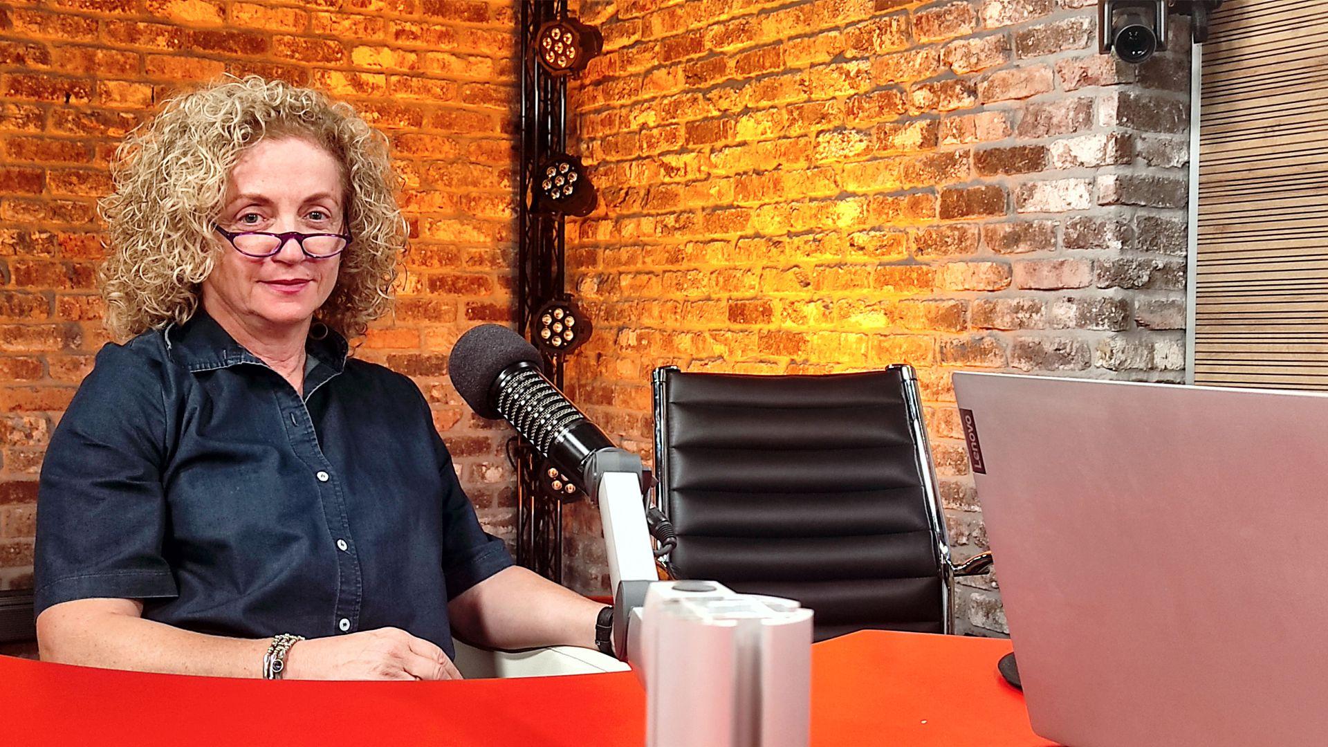 Лена Крейндлина. Железная леди театра «Гешер»  /  Гвозди